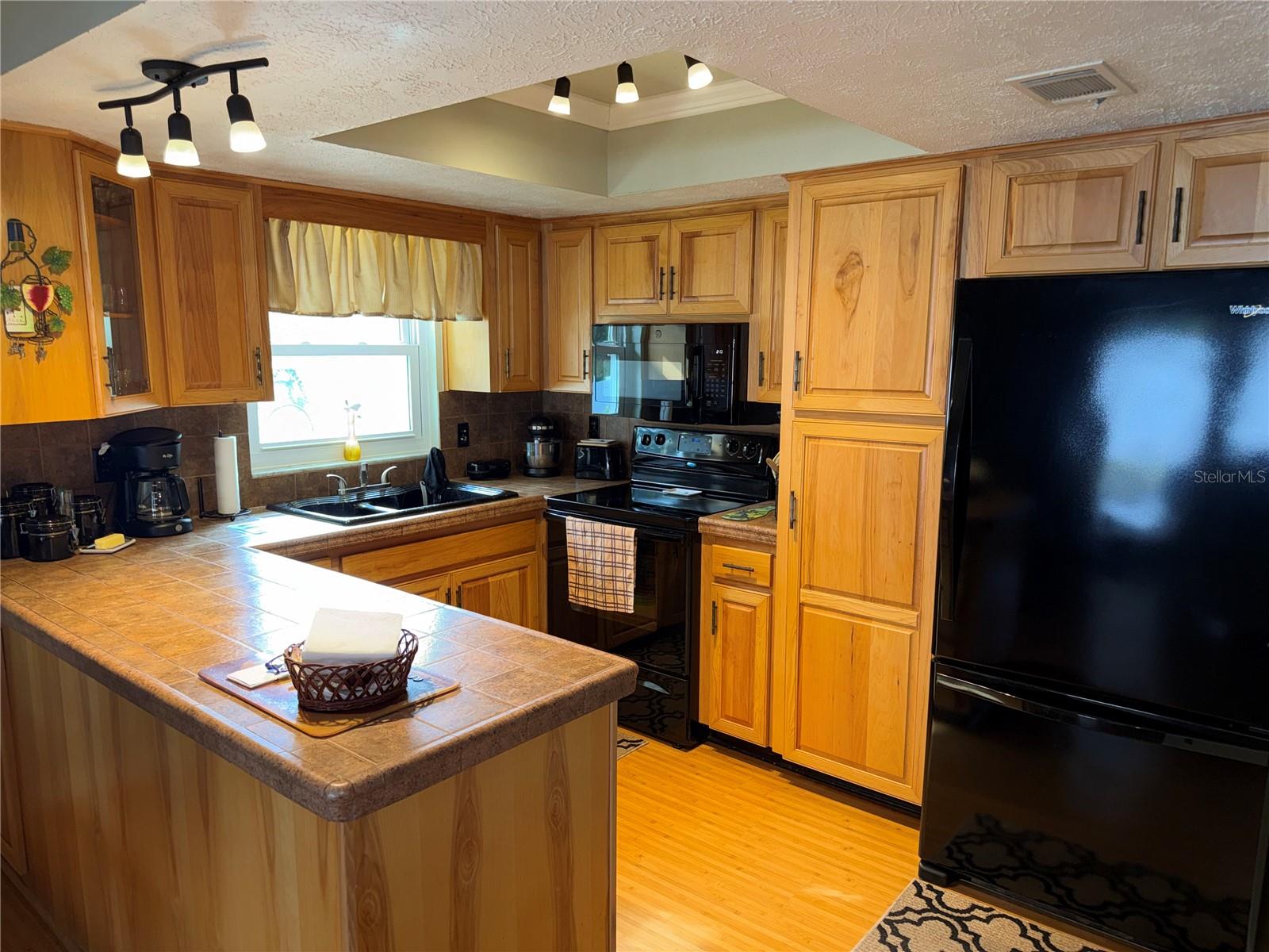 PRESIDENTIAL MANOR - Residential