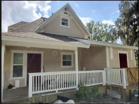 Beautifully remodeled unit, in the heart of downtown Deland. New wood floors throughout, porcelain tile in the kitchen and bathrooms. Granite countertops, new lighting fixtures, new ceiling fans, new appliances, new bathroom fixtures, new cabinets. Light and airy, central AC & Heat, energy-efficient windows. Private porch and patio for relaxation. Walking distance to Stetson University, downtown area, restaurants, Publix, and shops. Close to I-4 and international speedway blvd. Close to Stetson University, elementary, middle, and high school. Fenced in yard. Lawncare included - NO PETS DUE TO SEVERE ALLERGIES