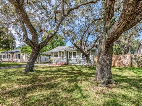 Photo of 530 Skyview Avenue, Clearwater, FL 33756 (MLS # TB8429464) Photo of 530 Skyview Avenue, Clearwater, FL 33756 (MLS # TB8429464)