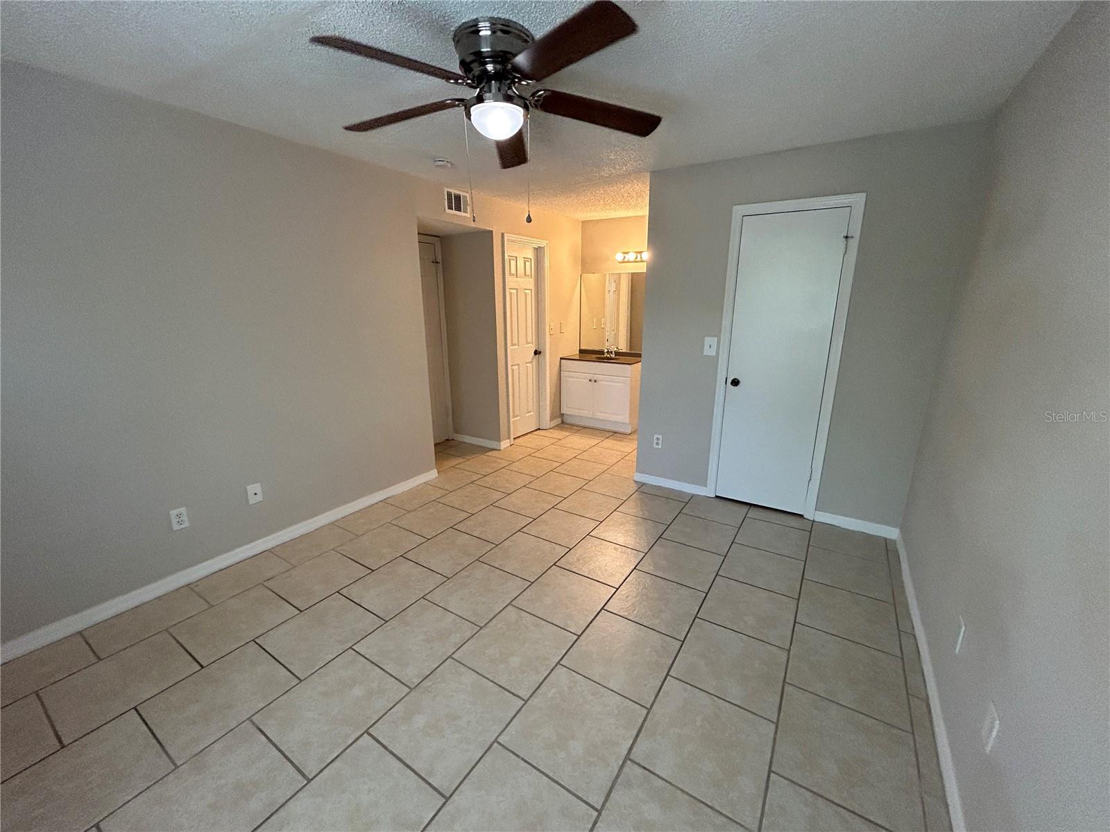 VENETIAN PLACE - Residential