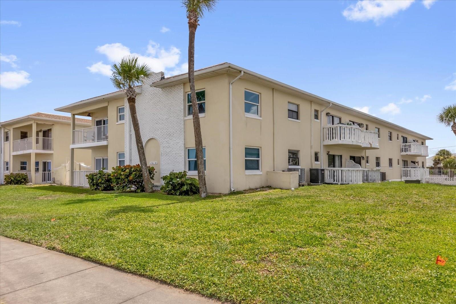 COURT OF PALMS - Residential