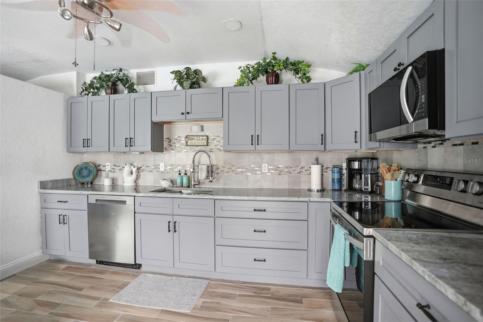 RIVIERA ESTATES - Residential
