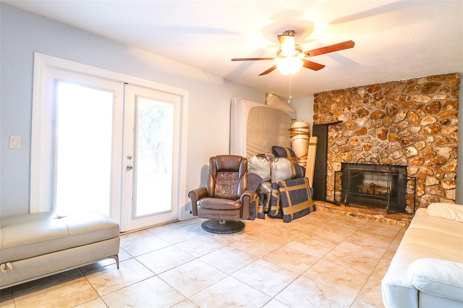 PALM VIEW ESTATES ADD 3 - Residential Lease