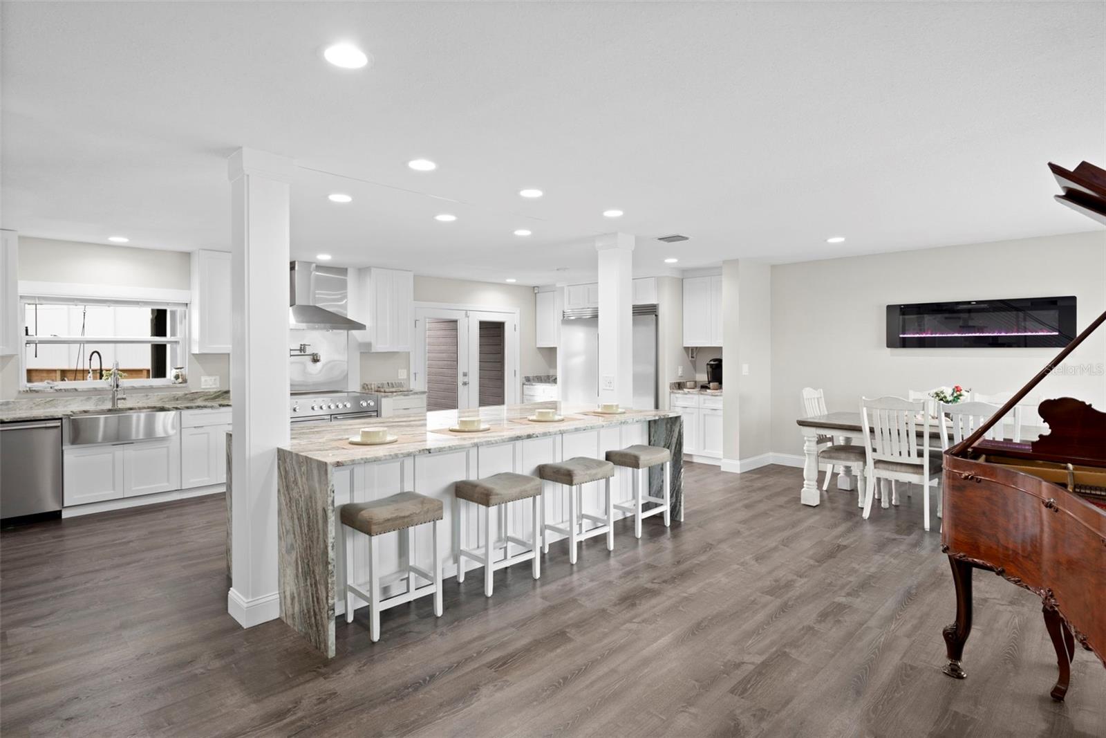 ECHOLS LAKE CARROLL ESTATES 4T - Residential