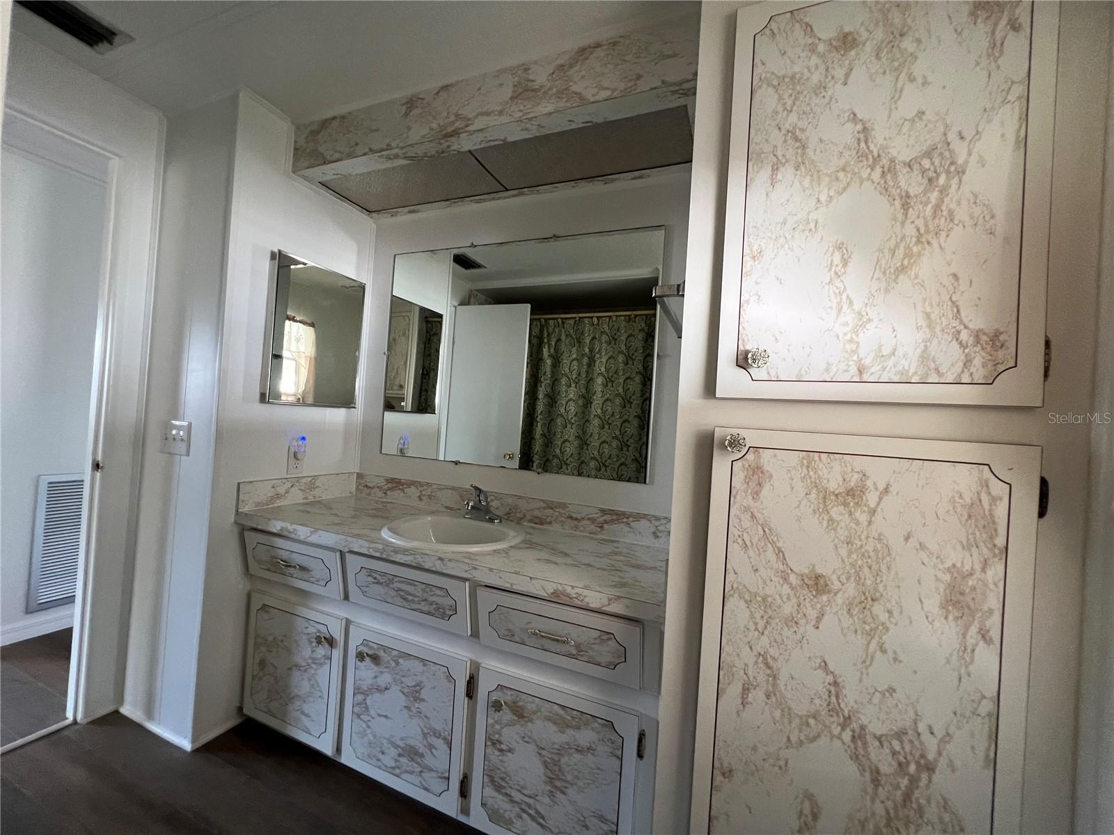 SHADOW BROOK MOBILE HOME - Residential