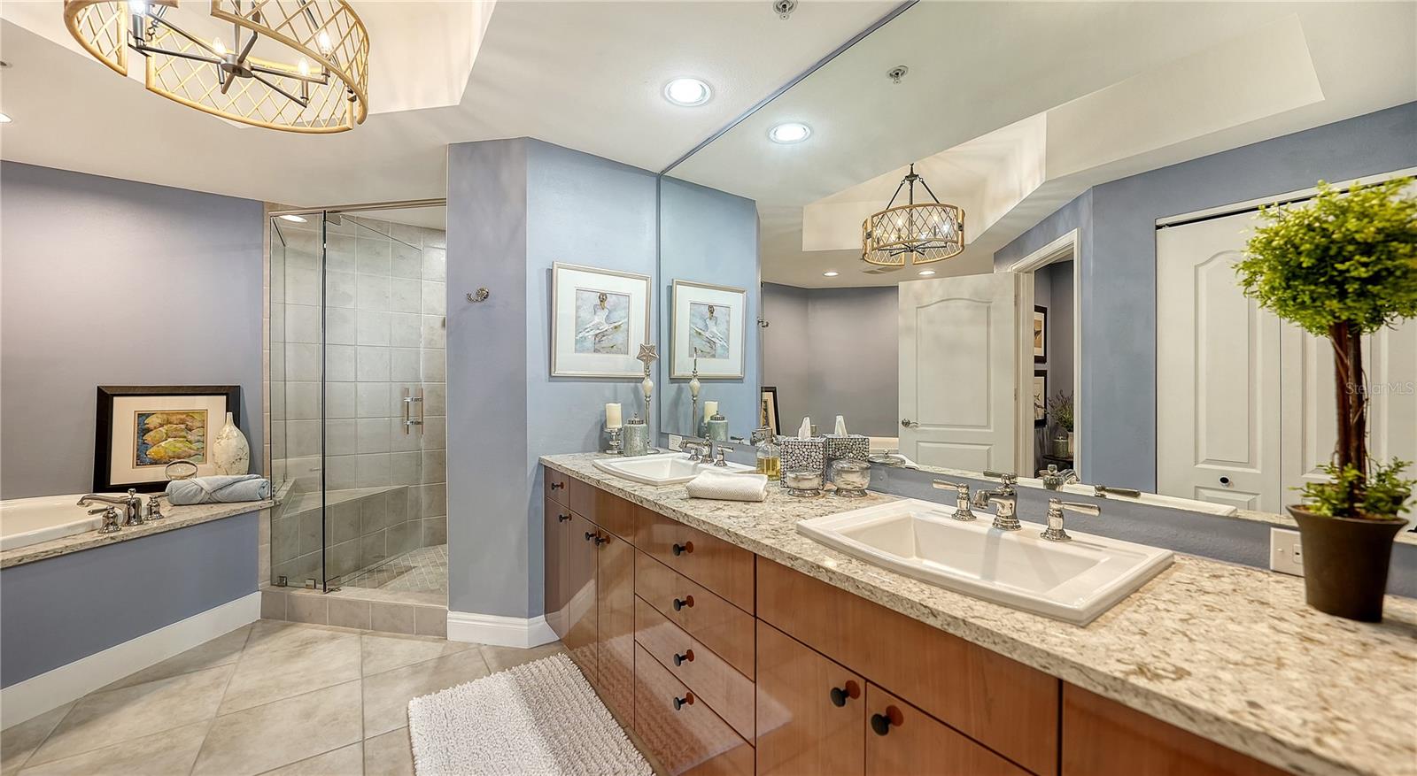 PLAZA AT 05 POINTS RESIDENCES - Residential