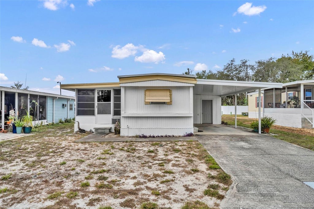 Photo of 11 Hawaiian Way, Leesburg, FL 34788 (MLS # G5118421)