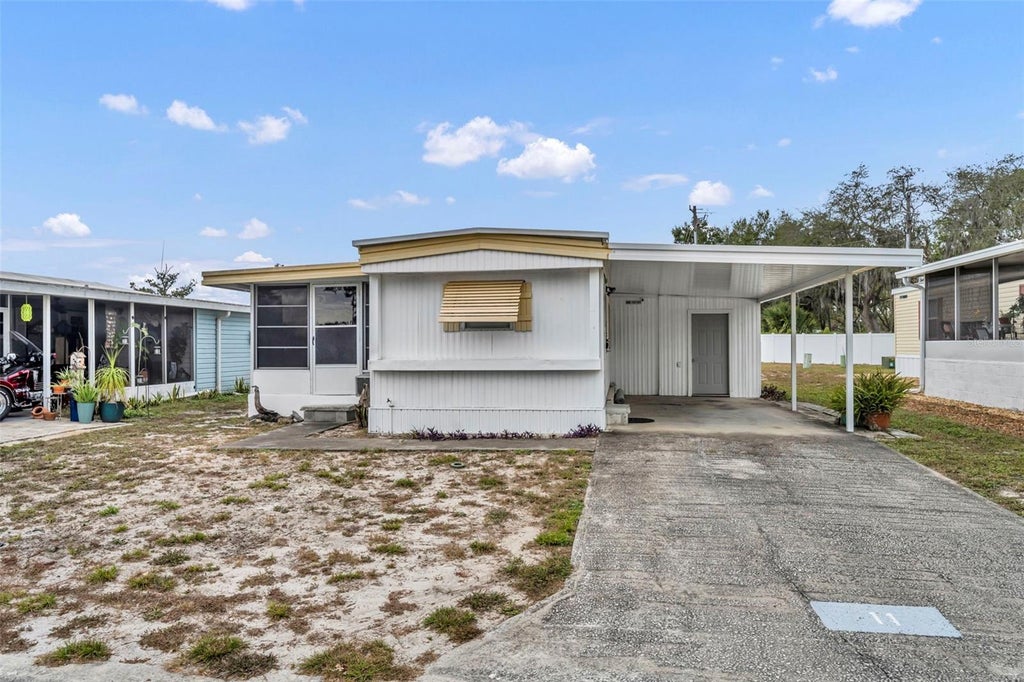 Photo of 11 Hawaiian Way, Leesburg, FL 34788 (MLS # G5118421)