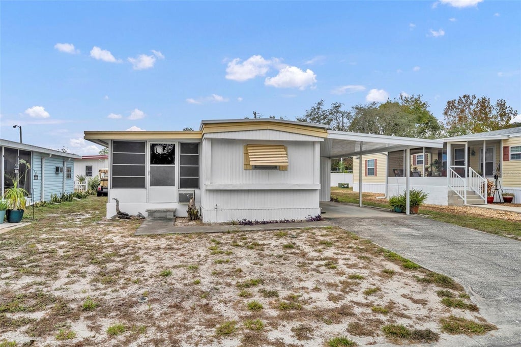 Photo of 11 Hawaiian Way, Leesburg, FL 34788 (MLS # G5118421)