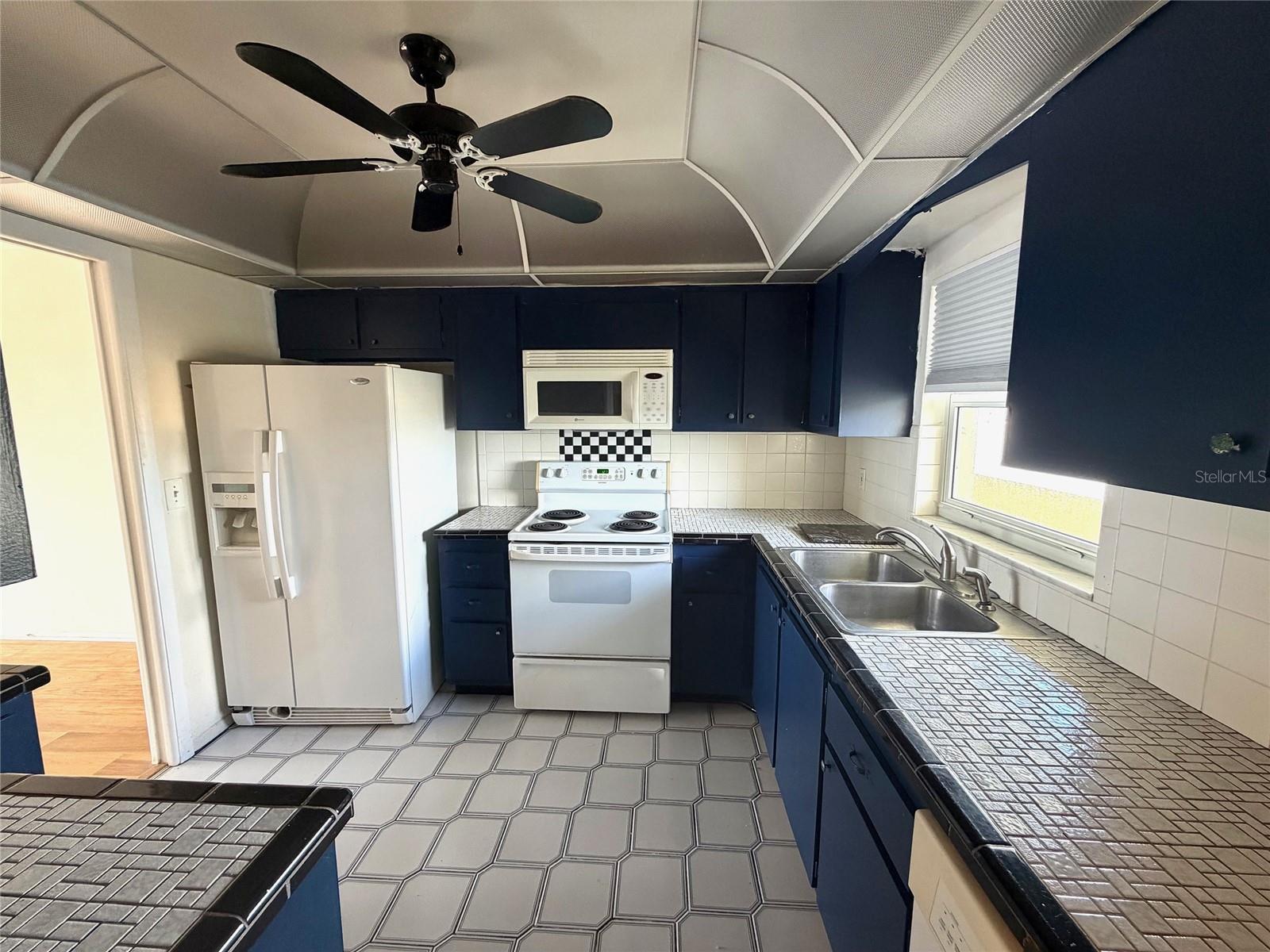 CONTINENTAL TOWERS CONDO - Residential Lease