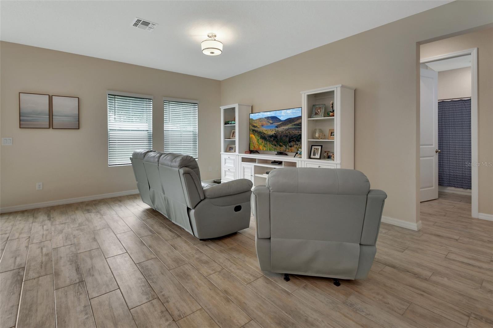 LINCOLN OAKS - Residential