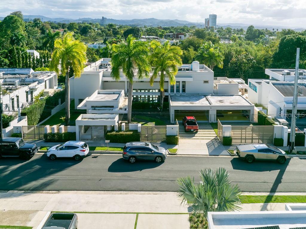 Unica casa en Santa Maria con 4 suites y 7 banos, sobre 7,000pc de lujos- fabulosa piscina, gran terraza, inmesa areas verdes, helipuerto, colindante con rio- super lote de 1.1 cuerda-casa inteligente, super garage para 4 autos (car fan dream).
Unica en su clase.
