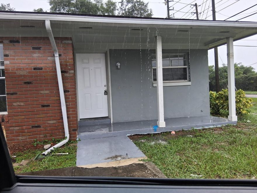 LOCATION LOCATION LOCATION 2 BEDROOM 1 BATHROOM CNDO FOR RENT. CLOSE TO ALL RESTAURANTS, SHOPPING AND COSE TO THE BUS LINE.