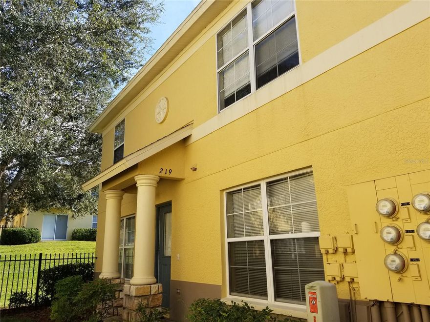 FOR RENT! Come and take a tour of this adorable 3 beds/2.5 baths Townhomes located at Kingsmill Townhomes, a charming, gated community in Valrico. End Unit, 1,408 heated SqFt. Laminate floor throughout the dining and family rooms, Granite kitchen counter tops, plenty of spaces for storage. Clean and quiet neighborhood, Club house with swimming pool. Closer to I-4 and I-75, right off Highway 60. Water/Sewer/Trash are included in the rent.