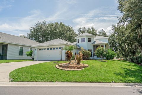 A home in TAVARES