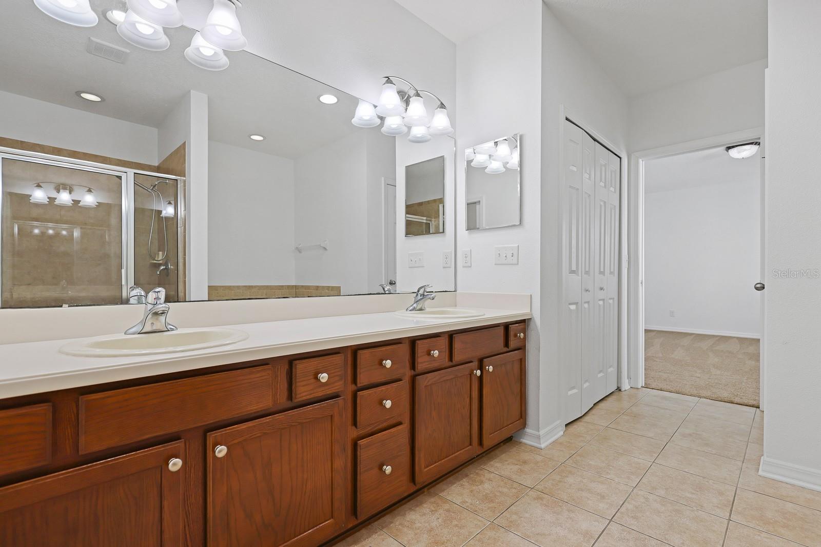 FISHHAWK RANCH TOWNCENTER PHAS - Residential Lease