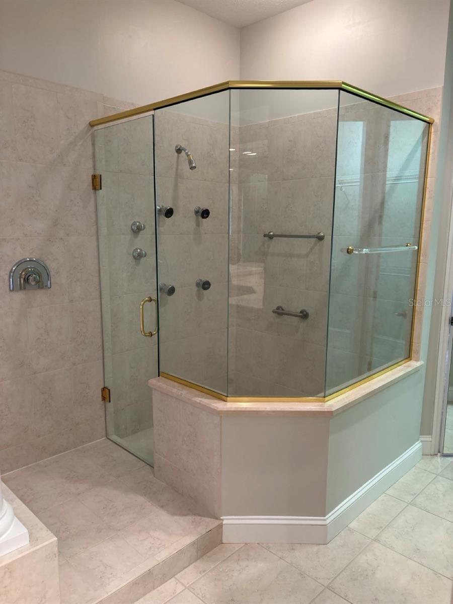 LAUREL WOOD - Residential