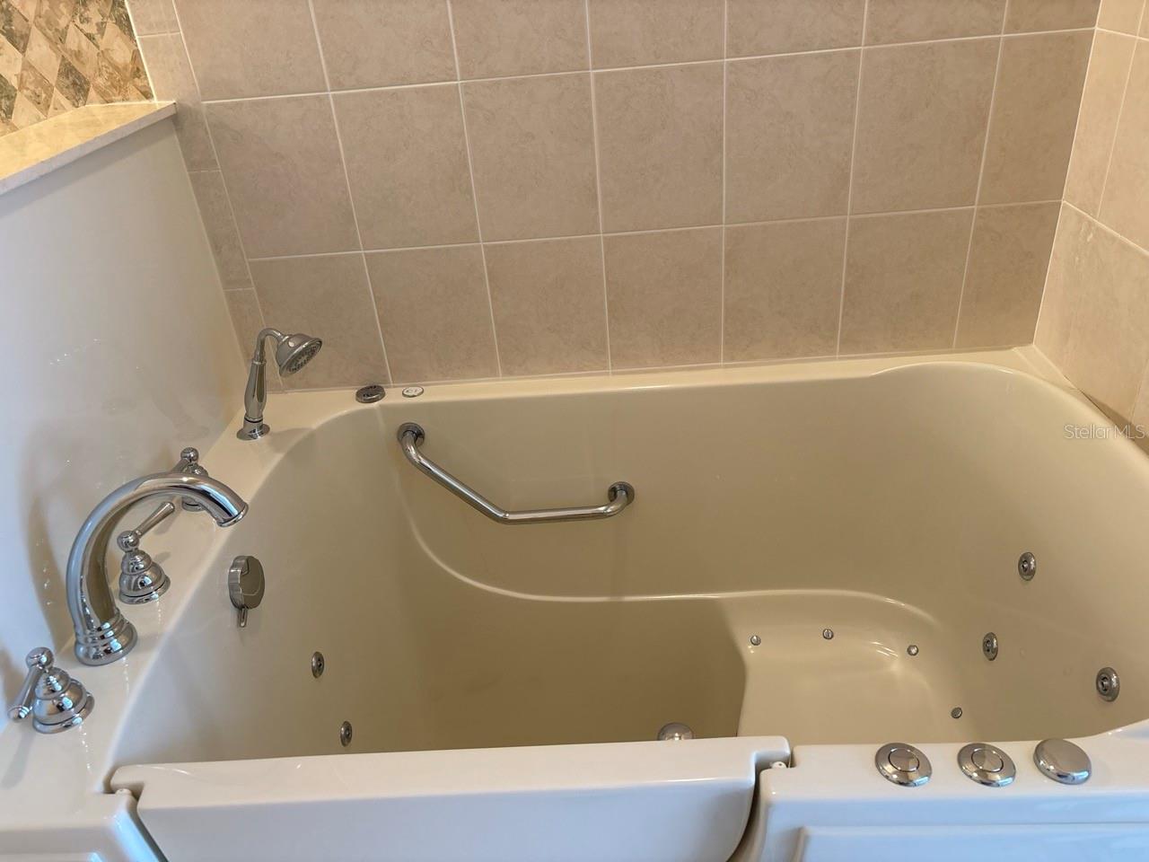 LAUREL WOOD - Residential