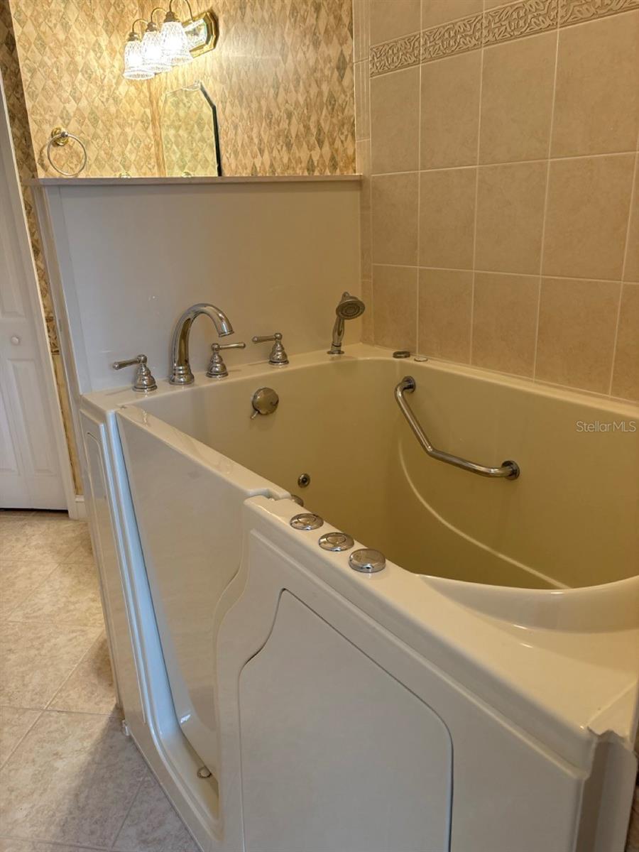 LAUREL WOOD - Residential