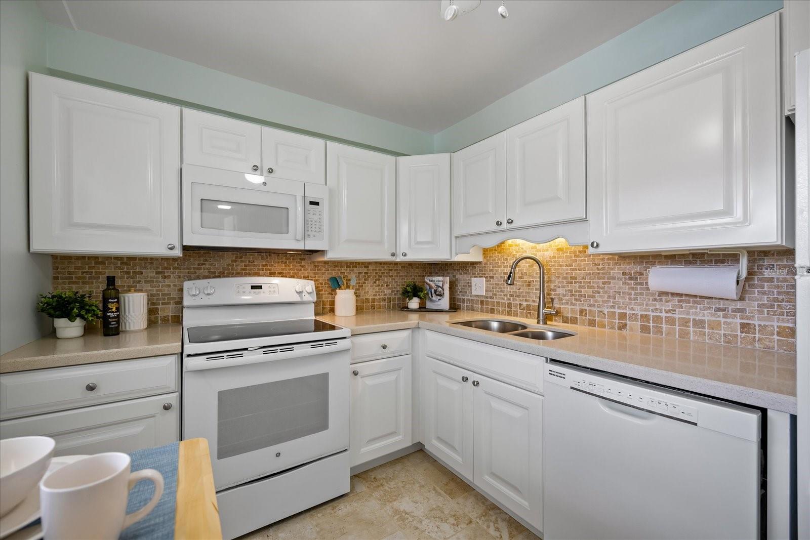 IMPERIAL POINT CONDO - Residential