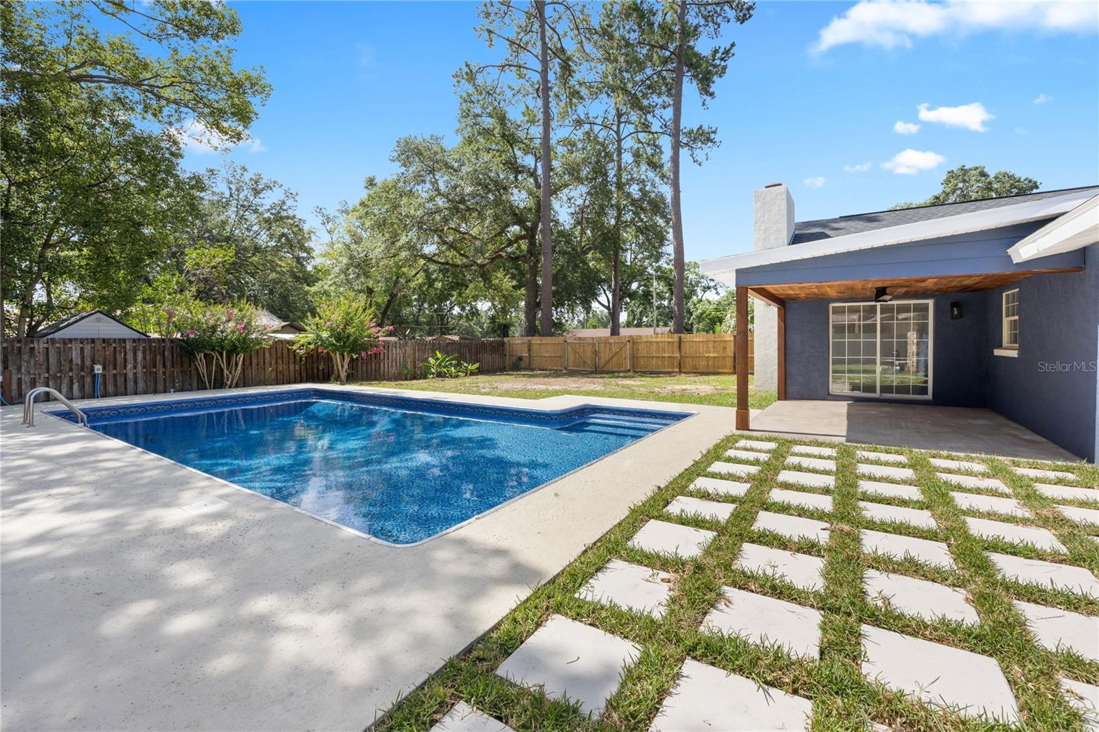 COUNTRY ESTATE - Residential