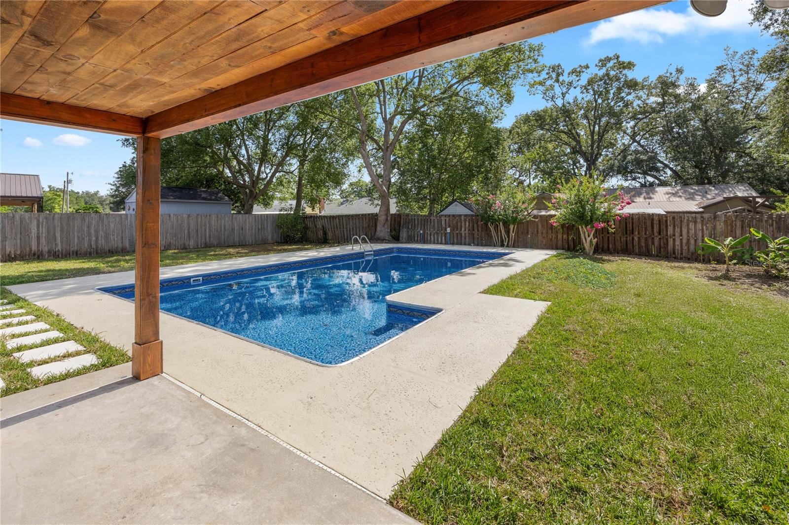 COUNTRY ESTATE - Residential
