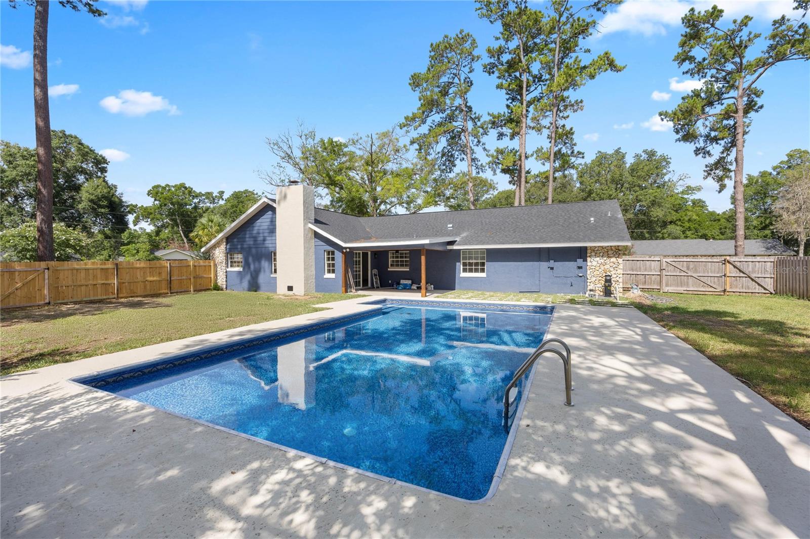 COUNTRY ESTATE - Residential