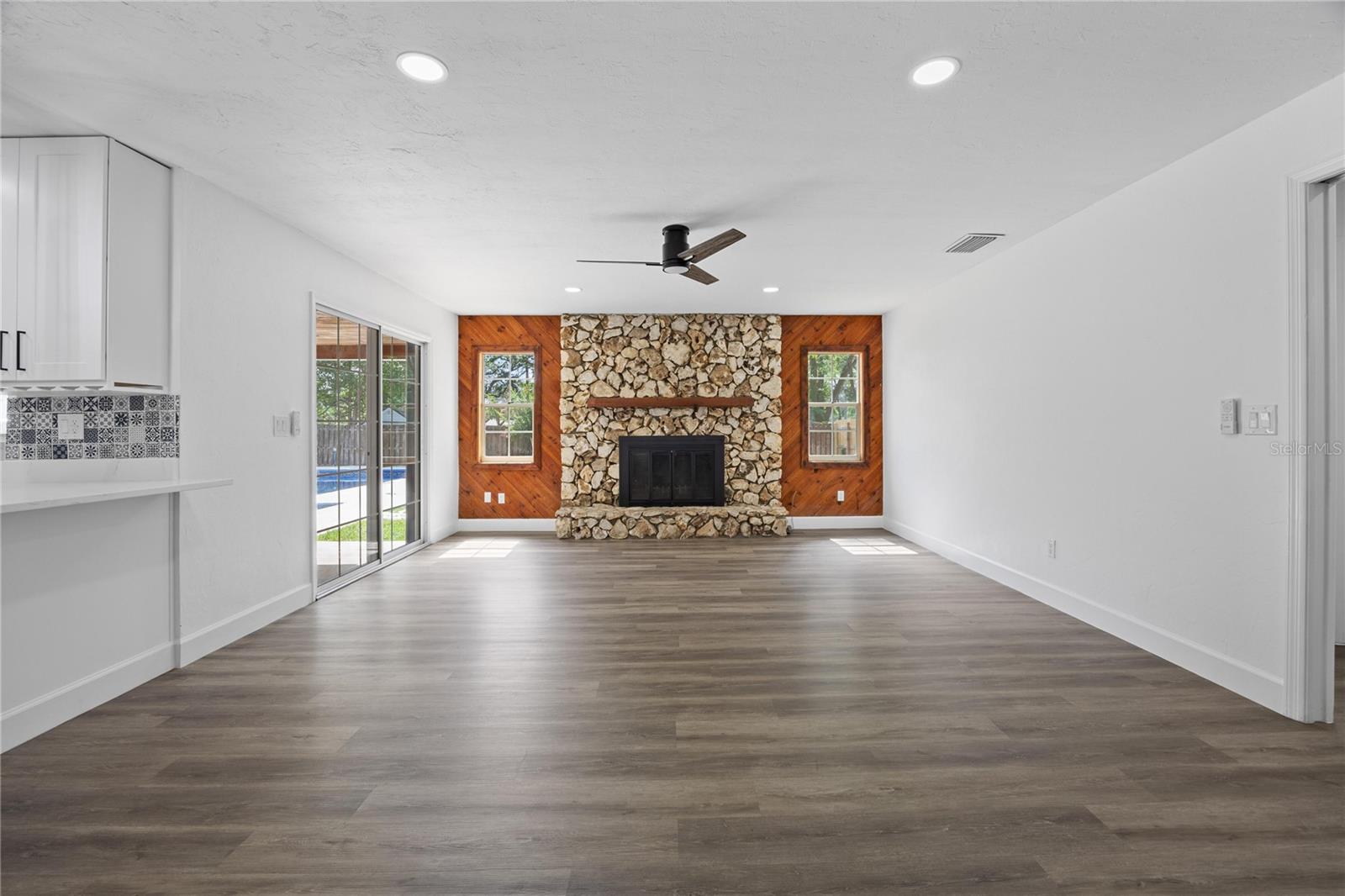 COUNTRY ESTATE - Residential