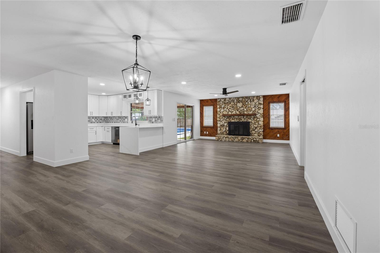 COUNTRY ESTATE - Residential