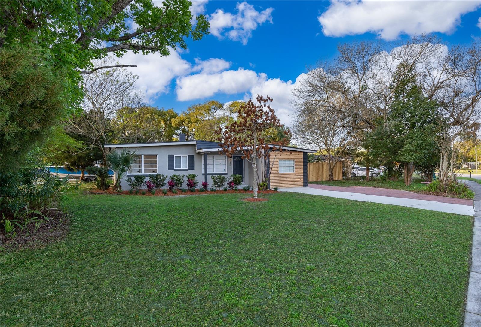 COUNTRY CLUB MANOR UNIT 1 - Residential