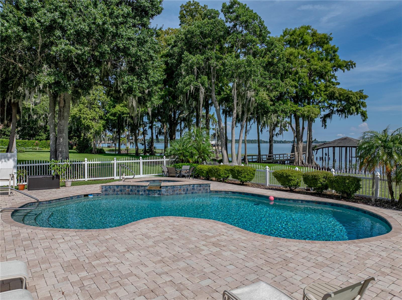 1123 CYPRESS POINT W