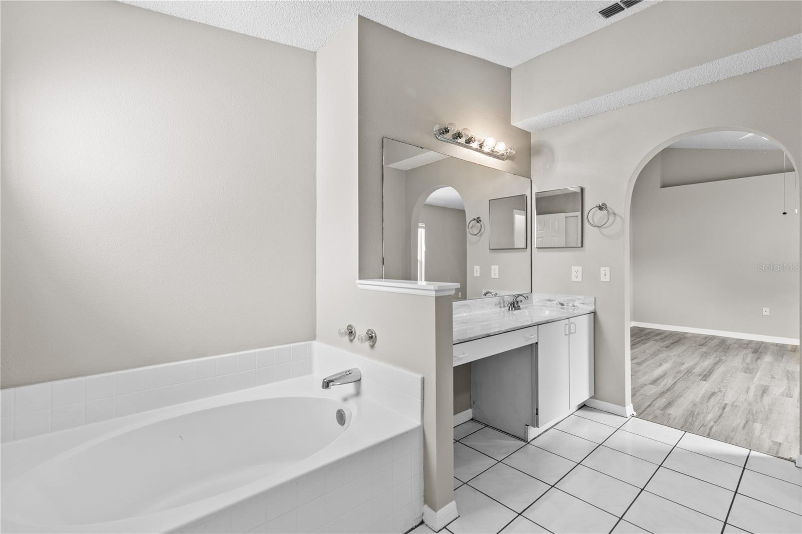 CHASE GROVES UNIT 10 - Residential