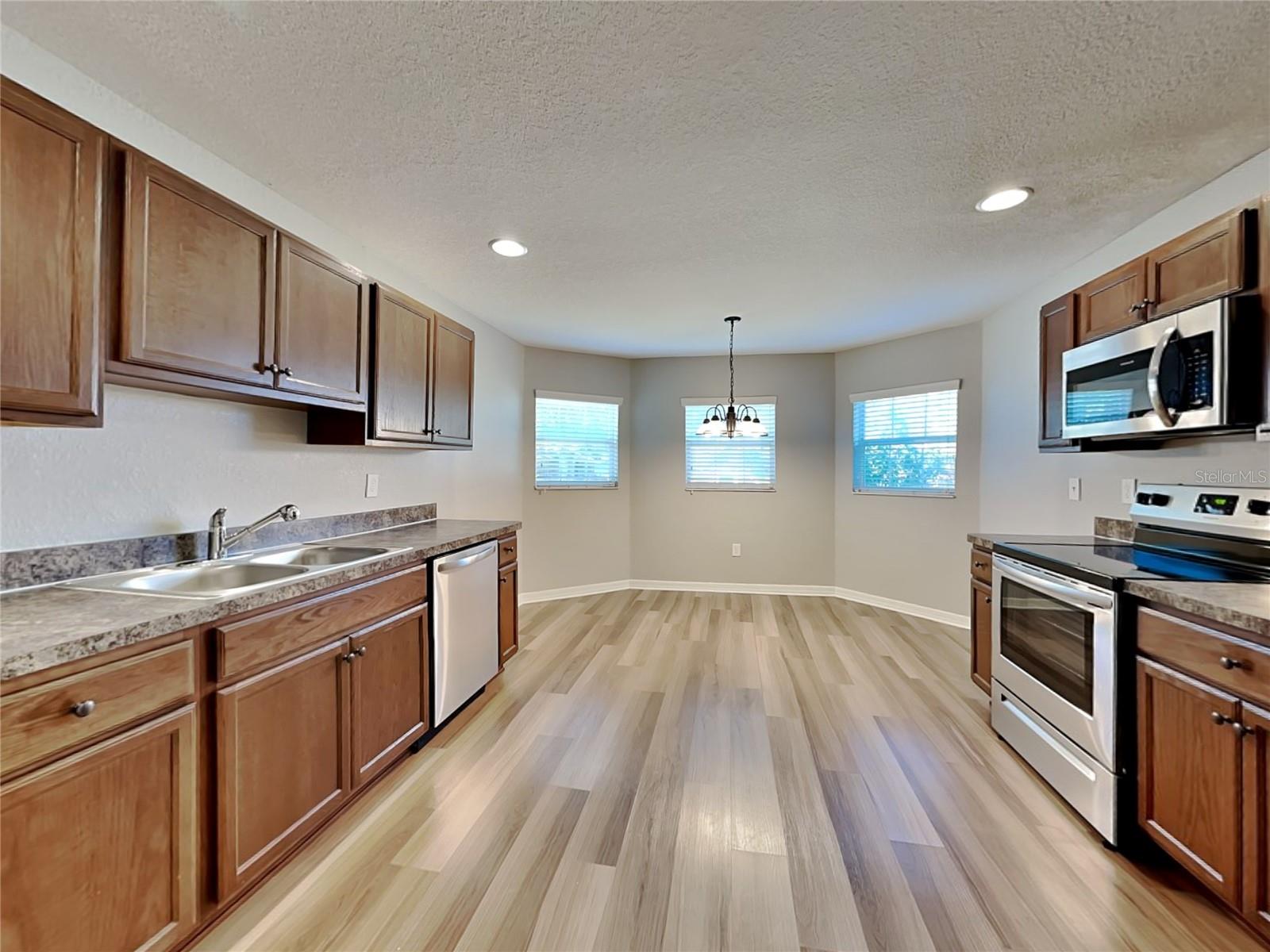 ELOISE WOODS LAKE MARIAM UNIT - Residential Lease