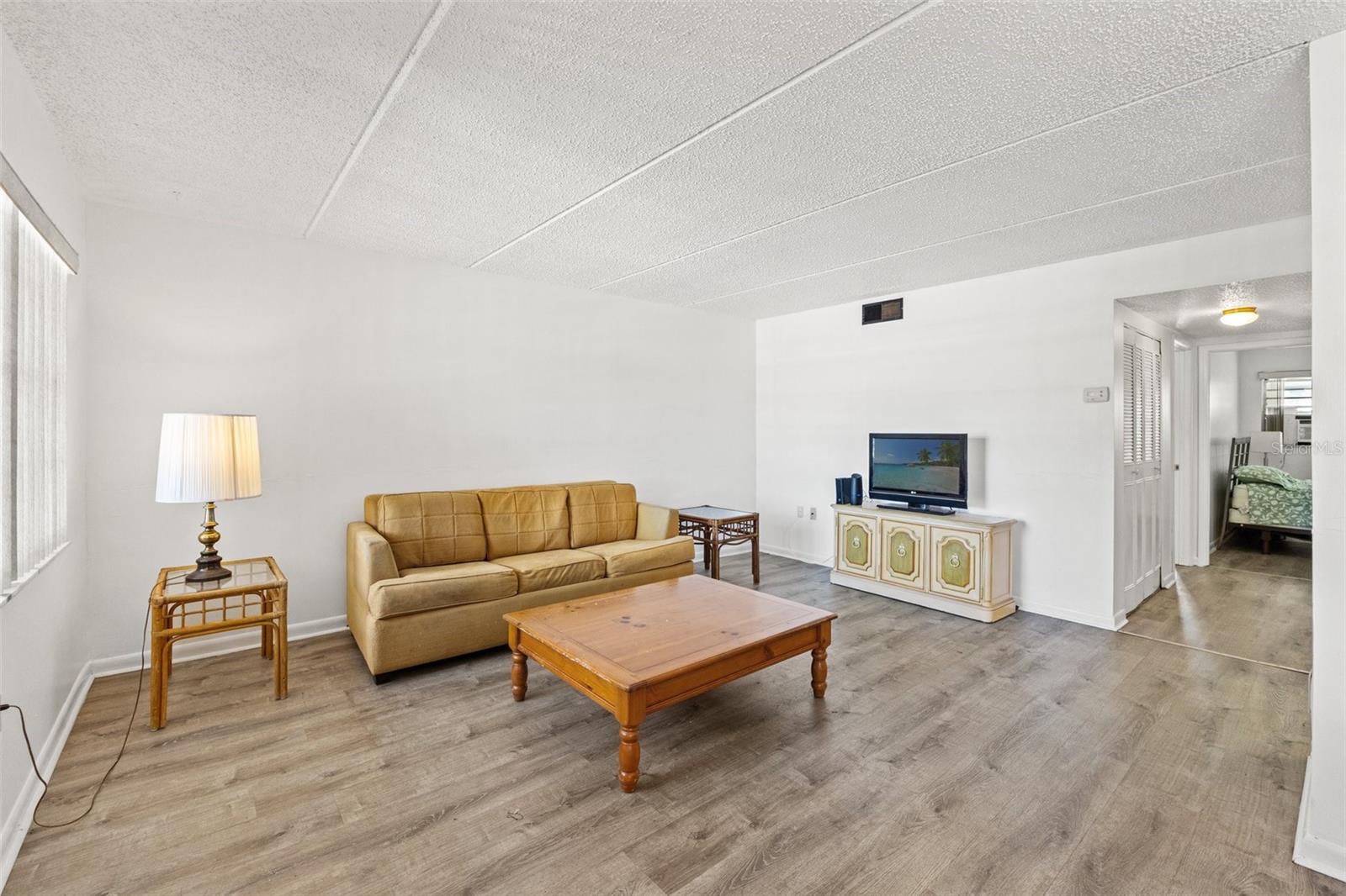 SEMINOLE SQUARE APTS - Residential