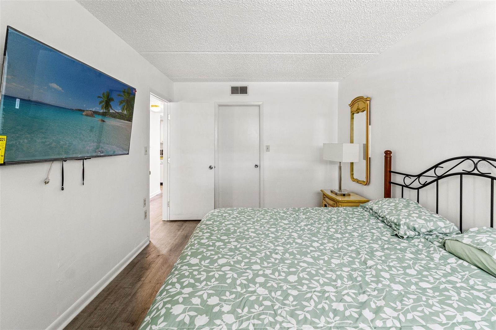 SEMINOLE SQUARE APTS - Residential