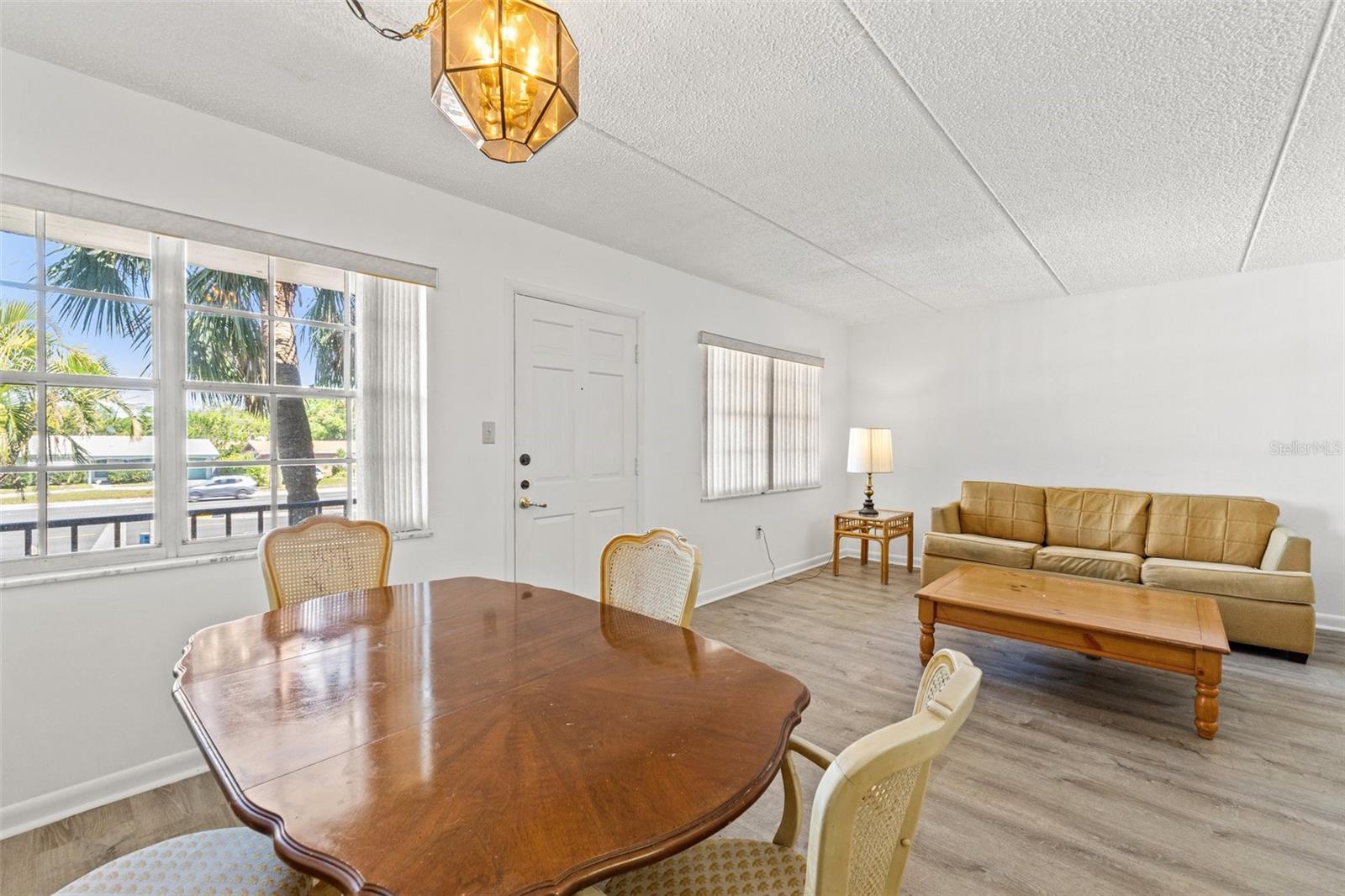 SEMINOLE SQUARE APTS - Residential