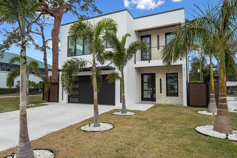 2111 HAWTHORNE STREET SARASOTA FL 34239