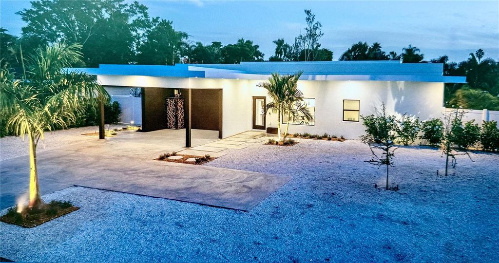 Photo of 2306 Valencia Drive, Sarasota, FL 34239 (MLS # A4691100)