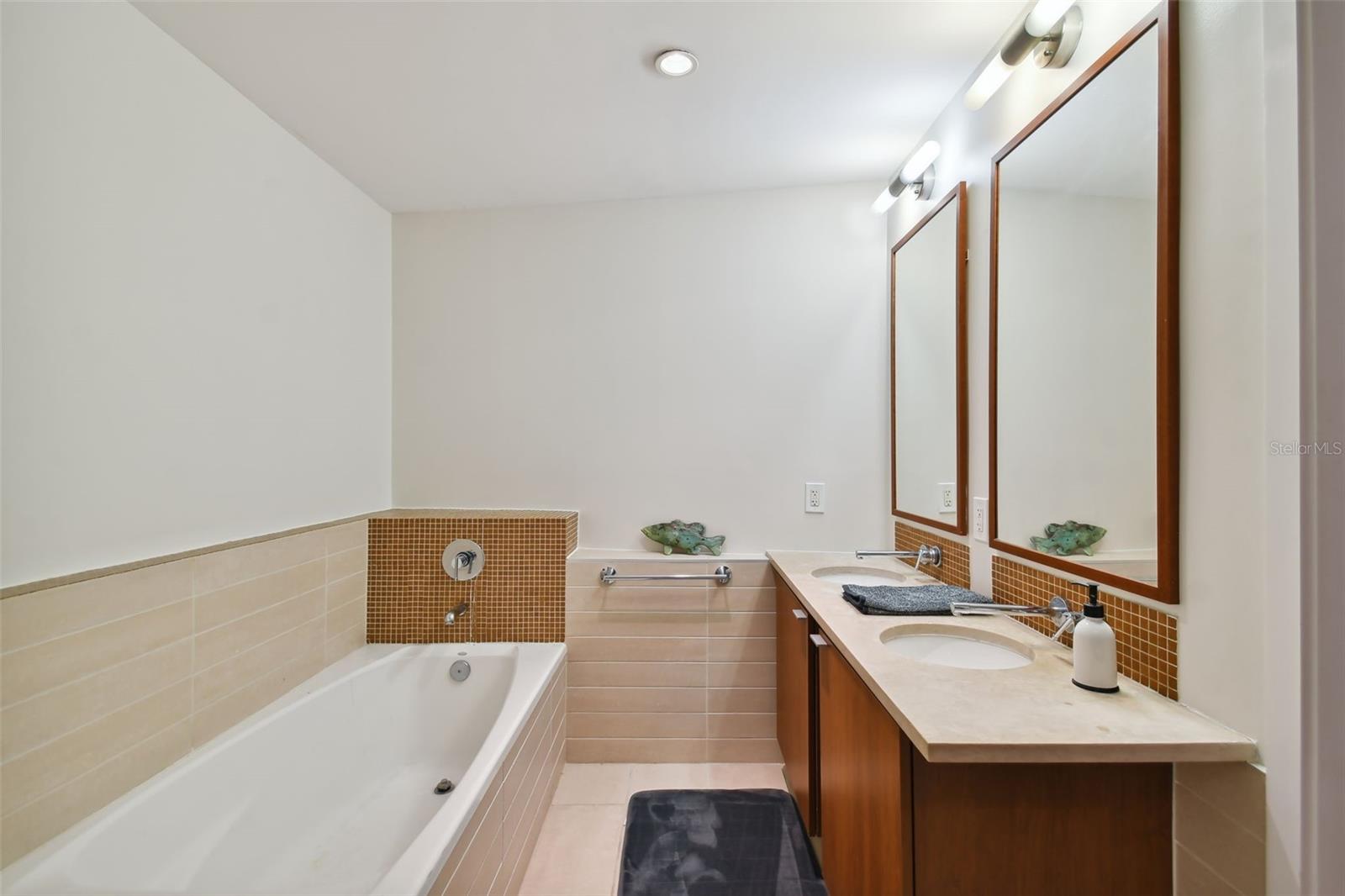 THE PLACE AT CHANNELSIDE A CON - Residential