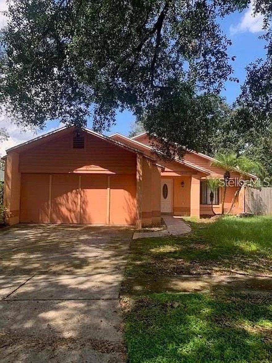 Beautiful Pool Home!!! 3 bedroom and 2 bath home with a large master suite with an extra large walk-in closet. Have it all in this 3 bedroom, 2 bath home in Moss Pointe, near Valencia College. Enjoy the screened-in porch and pool in the fenced backyard. Don't miss it!