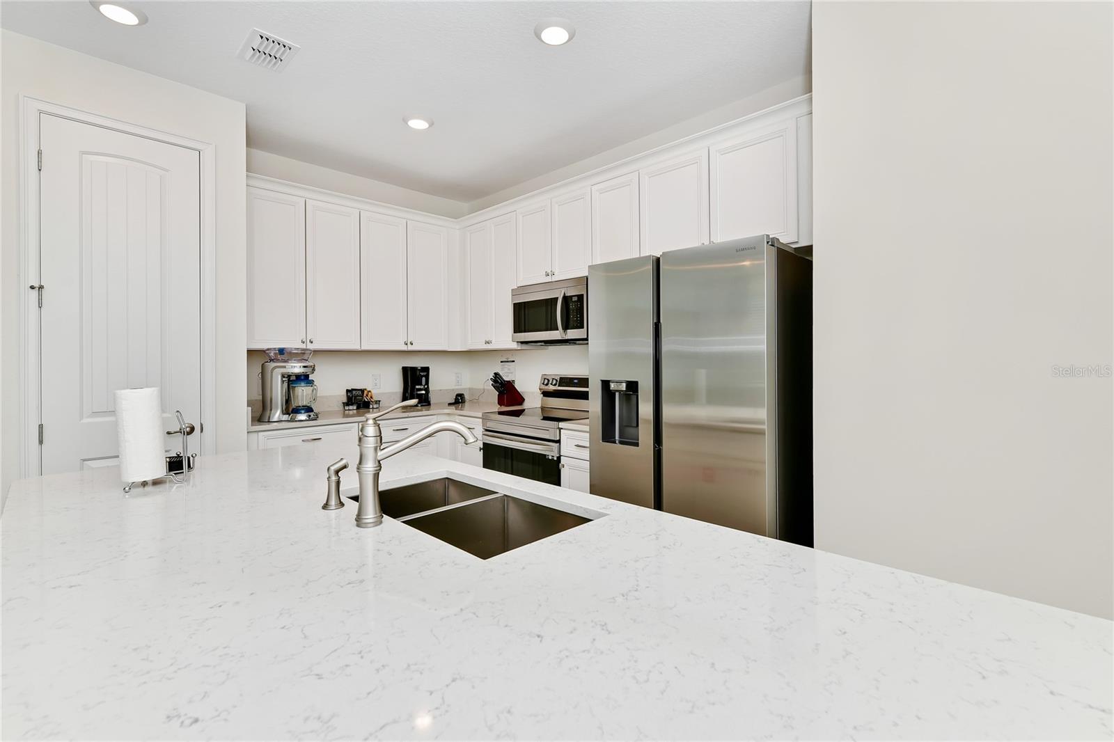 ROLLING OAKS PH 7 PB 30 PGS 167-169 LOT 20 - Residential Lease