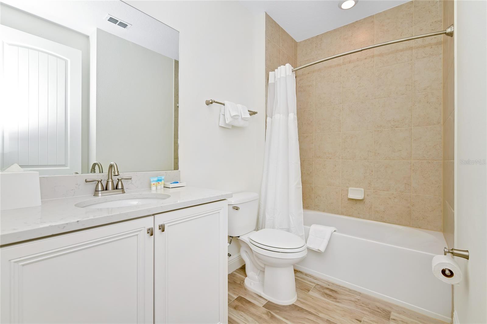 ROLLING OAKS PH 7 PB 30 PGS 167-169 LOT 20 - Residential Lease