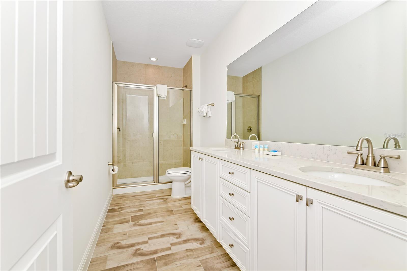 ROLLING OAKS PH 7 PB 30 PGS 167-169 LOT 20 - Residential Lease