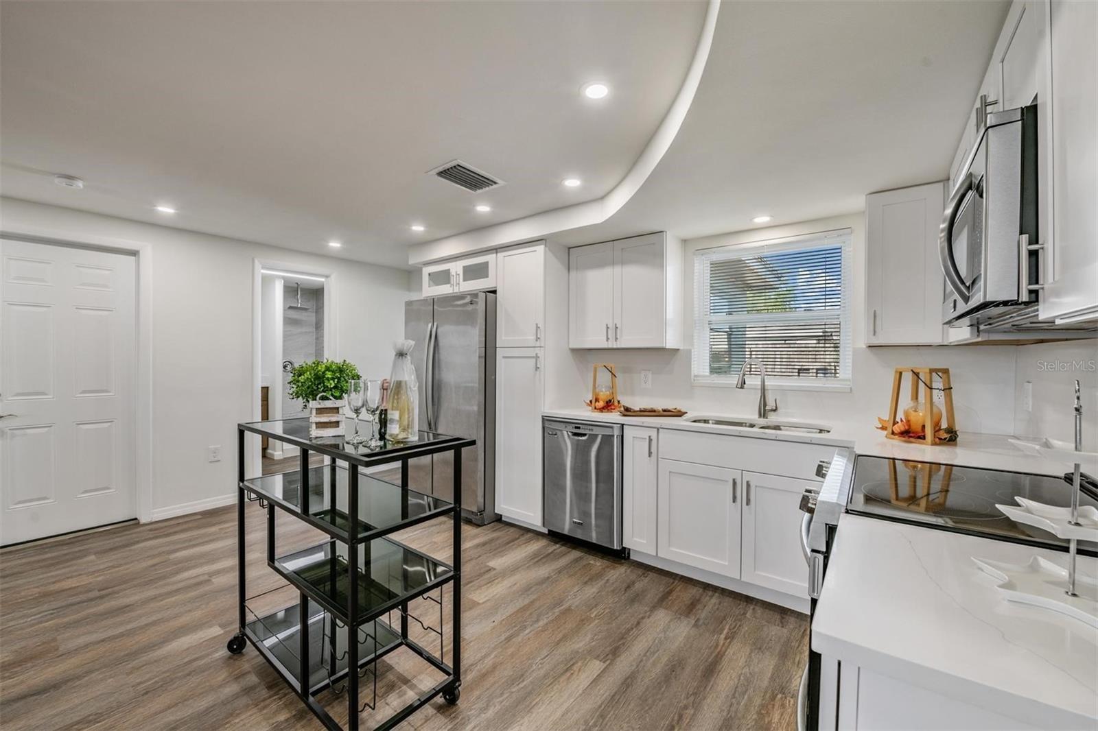 COLONIAL MANOR - Residential