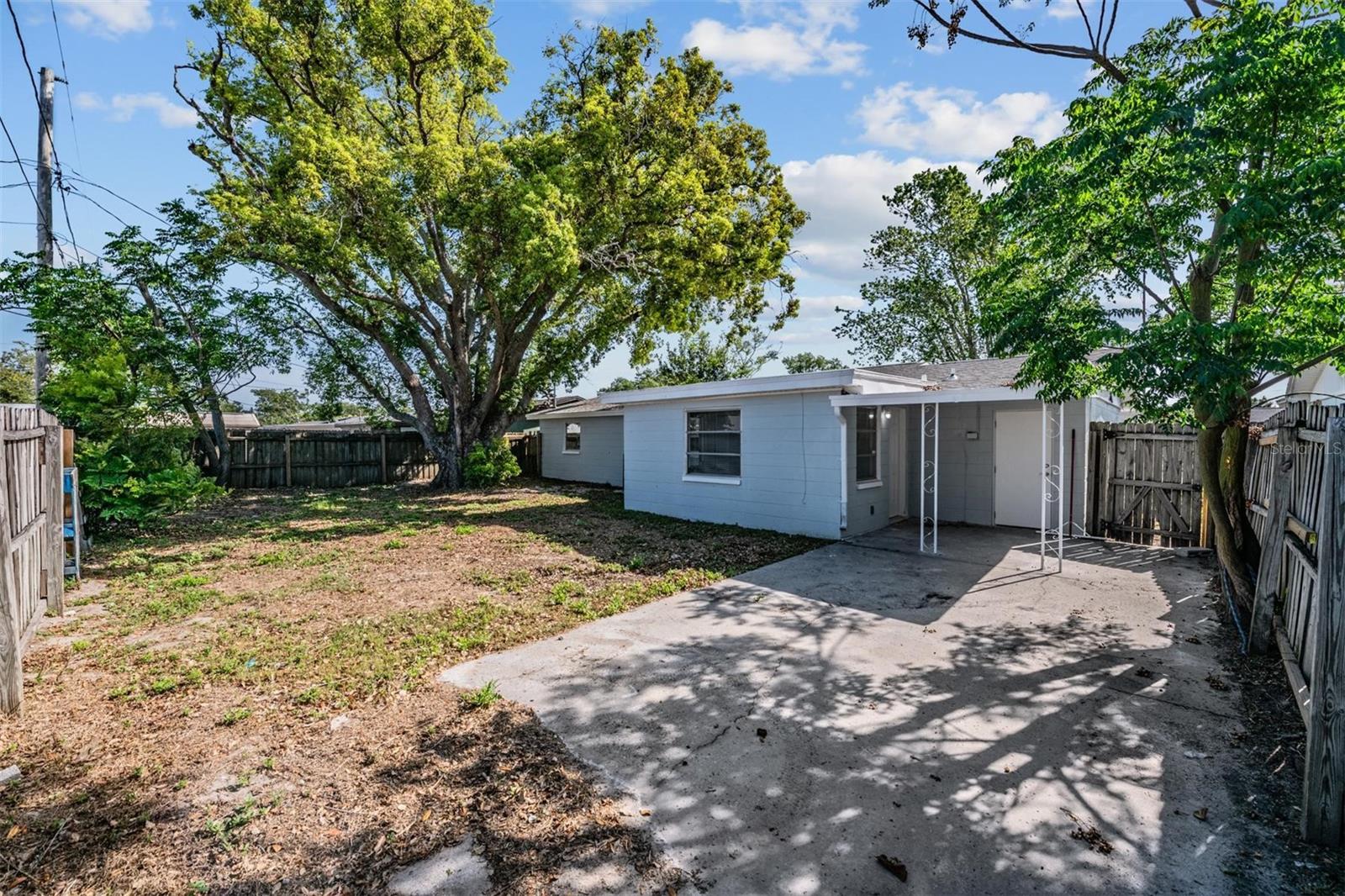 COLONIAL MANOR - Residential