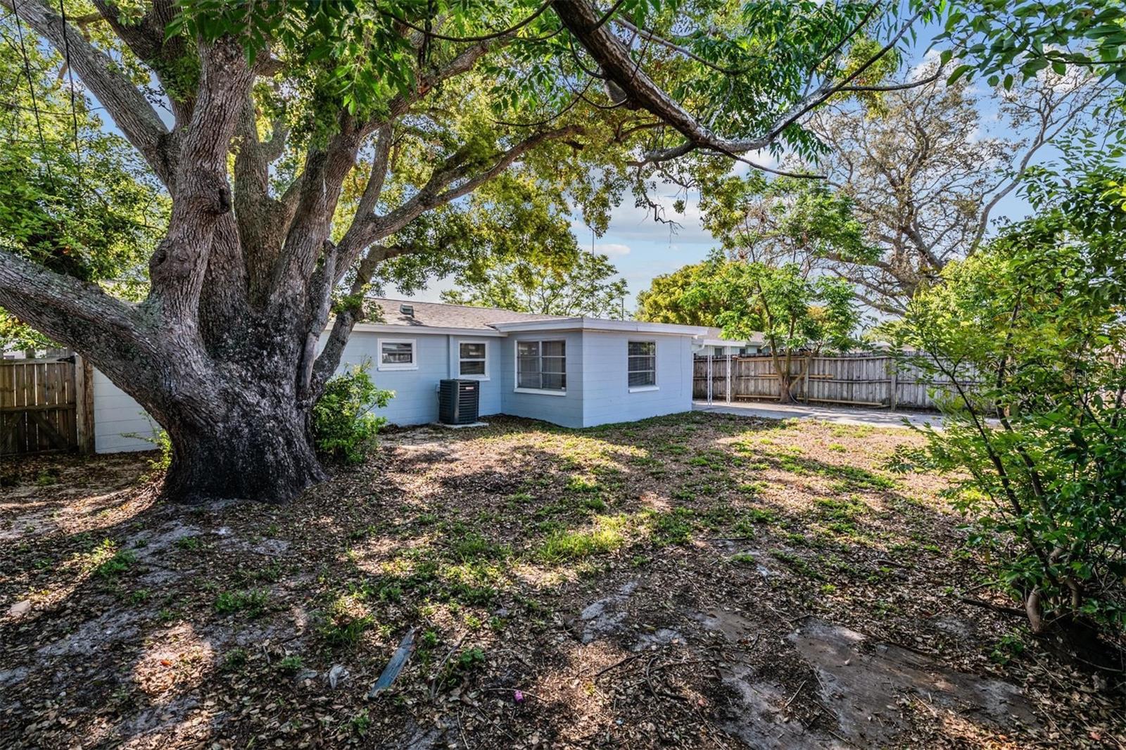 COLONIAL MANOR - Residential