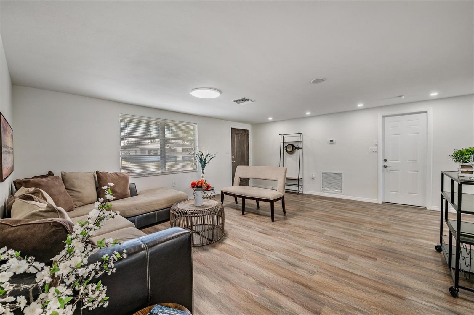 COLONIAL MANOR - Residential