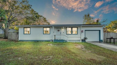 A home in LAKE WALES