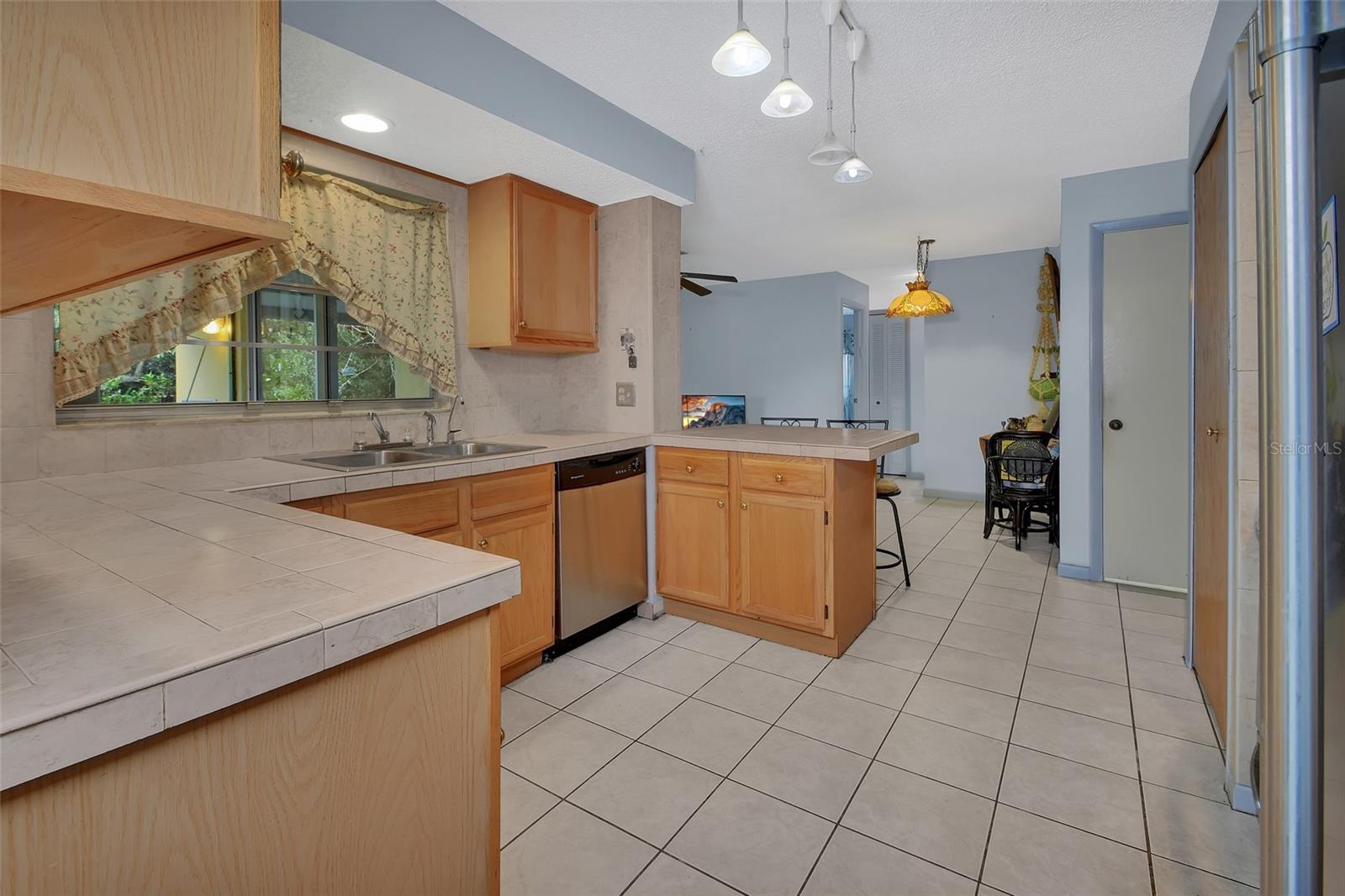 DE HONA LAKES UN 16 - Residential