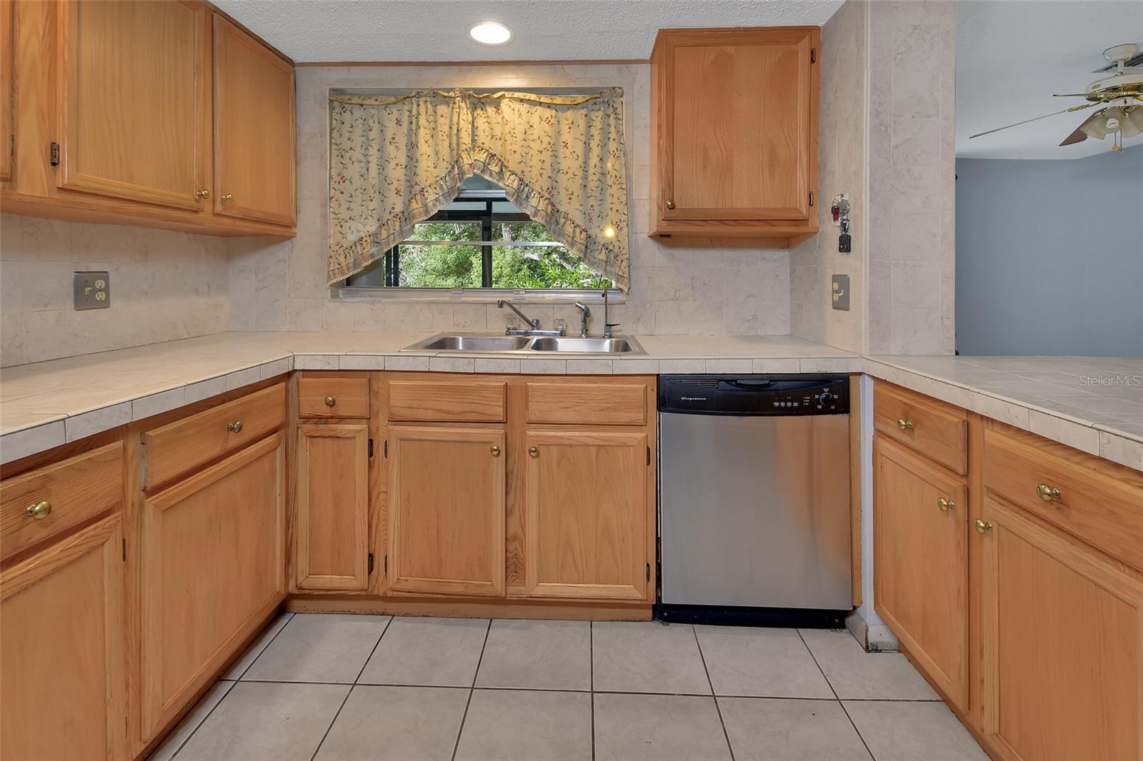 DE HONA LAKES UN 16 - Residential